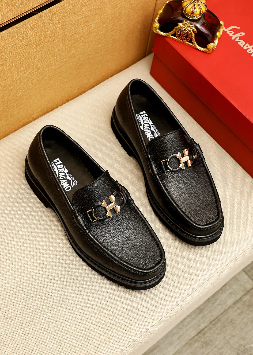 Men's shoes 💰520 💐 Product trademark: Ferragamo "Ferragamo" casual leather shoes Regular size: 38-44 (45.46🉑️customized) Product materials: Selected imported first-layer calfskin upper + original hardware buckle, imported water-dyed cow leather lining. Strong three-dimensional visual effect, original outsole color: 1⃣️color optional